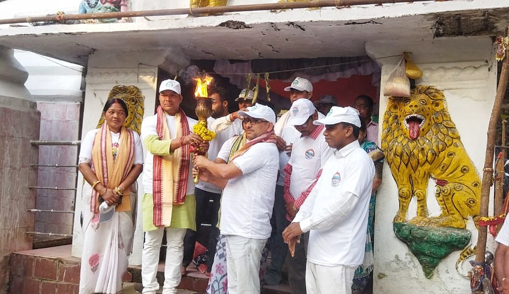 You are currently viewing ମାଲ୍ୟଗିରି ମହୋତ୍ସବ ପାଇଁ ପାଞ୍ଚଟି ସ୍ଥାନରୁ ଆସିଲା ମଶାଲ, ଆସନ୍ତାକାଲି ହେବ ସ୍ଥାପନା
