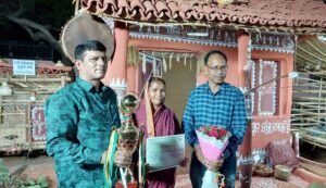 Read more about the article ରାଜ୍ୟସ୍ତରୀୟ ଆଦିବାସୀ ମେଳାରେ ପାଲଲହଡା ପାଉଡି ଭୂୟାଁ ଉନ୍ନୟନ ସଂସ୍ଥାର ମାଟିର କୁଟୀର ପୁରସ୍କୃତ