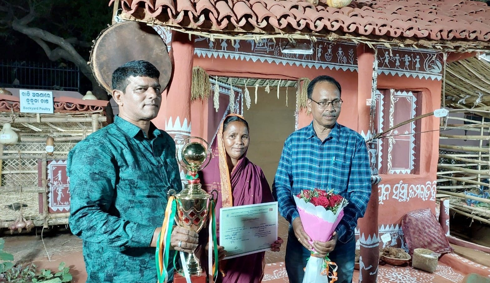You are currently viewing ରାଜ୍ୟସ୍ତରୀୟ ଆଦିବାସୀ ମେଳାରେ ପାଲଲହଡା ପାଉଡି ଭୂୟାଁ ଉନ୍ନୟନ ସଂସ୍ଥାର ମାଟିର କୁଟୀର ପୁରସ୍କୃତ