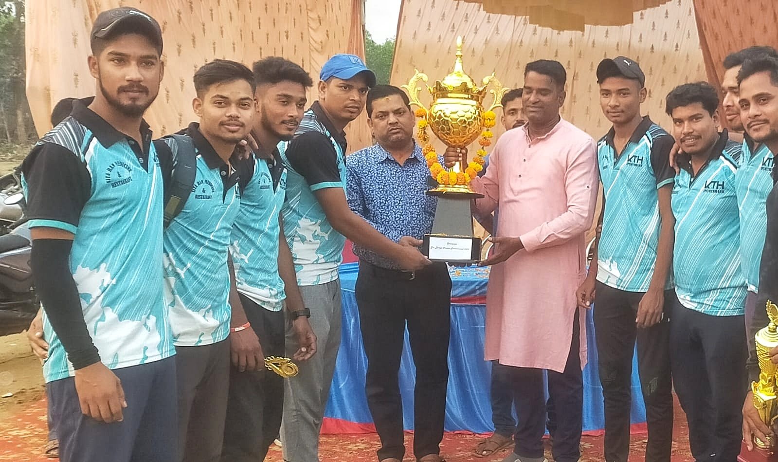 You are currently viewing ଜୟ ଦୁର୍ଗା କ୍ରିକେଟ୍ ଟୁର୍ଣ୍ଣାମେଣ୍ଟ ଉଦଯାପିତ, ବଉଳିଗଡ଼କୁ ହରାଇ ଚାମ୍ପିଅନ ହେଲା ଛେଳିଆପଡ଼ା