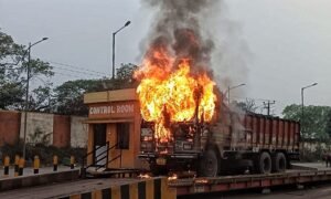 Read more about the article ସର୍ଟ ସର୍କିଟ ଯୋଗୁଁ ଜଳିଗଲା କୋଇଲା ବୋଝେଇ ଟ୍ରକ, କେହି ମୃତାହତ ହୋଇନଥିବା ସୂଚନା