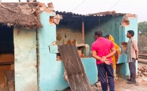 Read more about the article ତାଳଚେରର ସଇନାଳି ଛକରେ ସକାଳୁ ଉତ୍ପାତ ହେଉଛନ୍ତି ହାତୀପଲ, ଭାଙ୍ଗିଲେ ଘର ଓ ଦୋକାନ