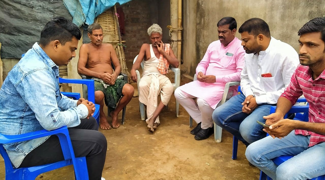 You are currently viewing ସଡ଼କ ଦୁର୍ଘଟଣାରେ ପ୍ରାଣ ହରାଇଥିବା ୩ ଯୁବକଙ୍କ ପରିବାରକୁ ଭେଟି ସମବେଦନା ଜଣାଇଲେ ବିଜେପି ନେତା