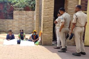 Read more about the article ନକଲି ଆଡମିଟ୍ କାର୍ଡ ପାଇଁ ପରୀକ୍ଷାରୁ ବଞ୍ଚିତ ମାମଲା, ଜିଲ୍ଲାପାଳଙ୍କ କାର୍ଯ୍ୟାଳୟ ସାମ୍ନାରେ ୩ ଛାତ୍ରୀଙ୍କ ଆତ୍ମାହୁତି ଉଦ୍ୟମ