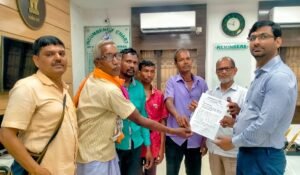 Read more about the article କ୍ଷତିଗ୍ରସ୍ତ ଚାଷୀଙ୍କୁ ବକେୟା କ୍ଷତିପୂରଣ ଦାବି, ଅନୁଗୁଳ ଡିଏଫ୍ଓଙ୍କୁ ଭେଟିଲେ କନ୍ଧକୋଇଲି ଗ୍ରାମବାସୀ