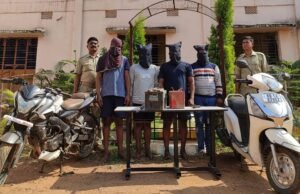 Read more about the article ମାରଣାସ୍ତ୍ର ଦେଖାଇ ଡକାୟତି ଘଟଣା, ବନ୍ଧା ହେଲେ ୪ ଅଭିଯୁକ୍ତ