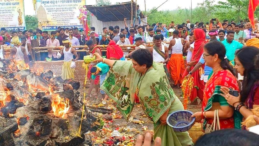 You are currently viewing ଆଜିଠୁ ମା’ ହିଙ୍ଗୁଳାଙ୍କ ପ୍ରସିଦ୍ଧ ଯାତ୍ରା ଆରମ୍ଭ, ଅଗ୍ନିସ୍ୱରୂପାଙ୍କ ଦର୍ଶନ ପାଇଁ ପହଞ୍ଚିଲେ ୩ ଲକ୍ଷରୁ ଊର୍ଦ୍ଧ୍ଵ ଶ୍ରଦ୍ଧାଳୁ