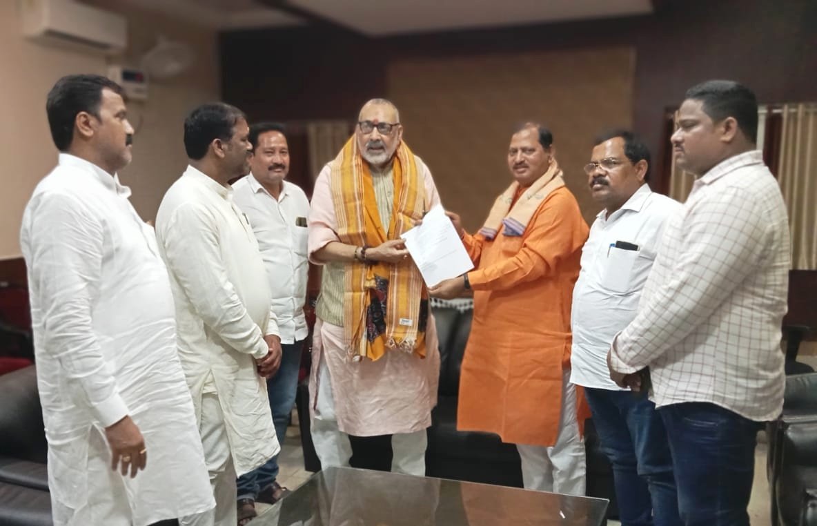 You are currently viewing କେନ୍ଦ୍ର ପଞ୍ଚାୟତିରାଜ ମନ୍ତ୍ରୀଙ୍କୁ ଭେଟି ସରକାରୀ ଯୋଜନାରେ ଯୋଗ୍ୟ ହିତାଧିକାରୀଙ୍କୁ ସୁବିଧା ପ୍ରଦାନ କରିବା ପାଇଁ ଦାବି କଲା ବିଜେପି
