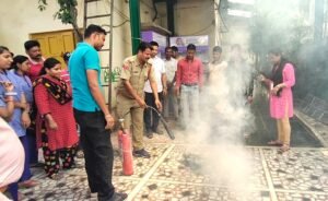 Read more about the article ଓଡ଼ିଶା ଅଗ୍ନିଶମ ଓ ଜରୁରୀ କାଳୀନ ସେବା ସପ୍ତାହ: ନିଆଁ ଲିଭାଇବା ଉପାୟ ଶିଖିଲେ ସୁରେନ୍ଦ୍ର ହସ୍ପିଟାଲର କର୍ମଚାରୀ