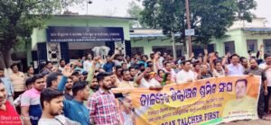 Read more about the article ବିନା ନୋଟିସରେ ତାଳଚେରରେ ୪ ଦିନ ହେବ ଖଣି ବନ୍ଦ ଘଟଣାକୁ ଶିଳ୍ପାଞ୍ଚଳ ଶ୍ରମିକ ସଂଘର ପ୍ରତିବାଦ, ଉପଜିଲ୍ଲାପାଳଙ୍କୁ ଦାବିପତ୍ର ପ୍ରଦାନ