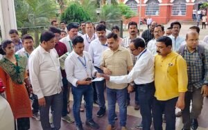 Read more about the article ଗ୍ରେଡ ପେ’ ବୃଦ୍ଧି ପାଇଁ ଜିଲ୍ଲାପାଳଙ୍କ କାର୍ଯ୍ୟାଳୟ ଆଗରେ ଅମଲା ମଞ୍ଚର ବିକ୍ଷୋଭ