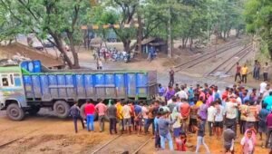 Read more about the article ଟ୍ରକ୍ ଚାପାରେ ବାପ ପୁଅଙ୍କ ମୃତ୍ୟୁ, ଘଟଣାସ୍ଥଳରେ ଉତ୍ତେଜନା