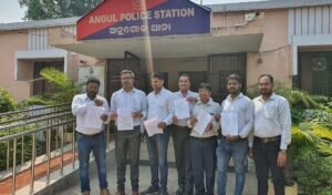 Read more about the article ନବକୃଷ୍ଣ ଚୌଧୁରୀଙ୍କ ପ୍ୟାଣ୍ଟ ସାର୍ଟ ପିନ୍ଧା ପ୍ରତିମୂର୍ତ୍ତିକୁ ନେଇ ବିବାଦ, ଥାନାରେ ଏତଲା ଦେଲେ ଆଇନଜୀବୀ