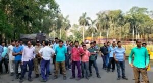 Read more about the article ୧୨ ଘଣ୍ଟା ଧରି ନାଲକୋର ନିଜସ୍ୱ ରେଳପଥ ଅବରୋଧ କଲେ କ୍ଷତିଗ୍ରସ୍ତ ପ୍ରଜା