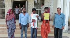 Read more about the article କ୍ଷତି ପୂରଣ ଦାବିରେ ଜିଲ୍ଲାପାଳଙ୍କ ଦ୍ୱାରସ୍ଥ ହେଲେ ଫୁଲପଡା ପାୱାର ଗ୍ରୀଡ ପାଇଁ ଜାଗା ଦେଇଥିବା ଗାଁ ଲୋକ