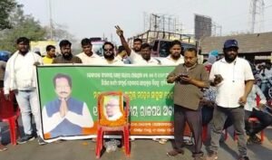 Read more about the article ଜାତୀୟ ରାଜପଥର ନିର୍ମାଣ କାର୍ଯ୍ୟ ସମ୍ପୂର୍ଣ୍ଣ ହେବାରେ ଅହେତୁକ ବିଳମ୍ବ, ୧ ଘଣ୍ଟିଆ ରାସ୍ତା ଅବରୋଧ କଲେ ଢେଙ୍କାନାଳ ସାଂସଦ