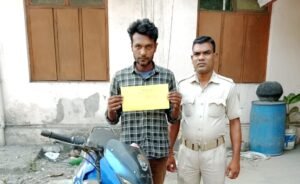 Read more about the article ଗରାଖକୁ ଅପେକ୍ଷା କରିଥିବା ବେଳେ ବ୍ରାଉନସୁଗାର ବେପାରୀକୁ ମାଡ଼ି ବସିଲା ଅବକାରୀ ପୋଲିସ, ଦେଢ଼ ଲକ୍ଷ ଟଙ୍କାର ଧଳା ଜହର ଜବତ