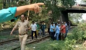 Read more about the article ଯାହାକୁ ରଖିବେ ଅନନ୍ତ… ହାଇୱା ଧକ୍କାରେ ୩୦ ଫୁଟ ଉଚ୍ଚ ରେଲୱେ ବ୍ରିଜରୁ ପଡ଼ି ମଧ୍ୟ ଜୀବିତ ଅଛନ୍ତି ସ୍କୁଟି ଚାଳକ