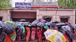 Read more about the article ଆମ ଡାକ୍ତରଖାନା ଯୋଜନାରେ ଛେଣ୍ଡିପଦାକୁ ସାମିଲ କରିବା ଦାବି, ତହସିଲ ଅଫିସ ଘେରିଲେ ଶତାଧିକ ମହିଳା