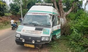 Read more about the article ବାଇକ ଆରୋହୀଙ୍କୁ ବଞ୍ଚାଇବାକୁ ଯାଇ ଗଛରେ ପିଟି ହେଲା ୧୦୮ ଆମ୍ବୁଲାନ୍ସ, କେହି ମୃତାହତ ହୋଇନଥିବା ସୂଚନା