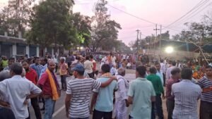 Read more about the article ଆମ ହସ୍ପିଟାଲ୍ ଯୋଜନାରେ ଛେଣ୍ଡିପଦାକୁ ସାମିଲ କରିବାକୁ ଦାବି, ରାଜପଥ ଅବରୋଧ କଲେ ଅଞ୍ଚଳବାସୀ