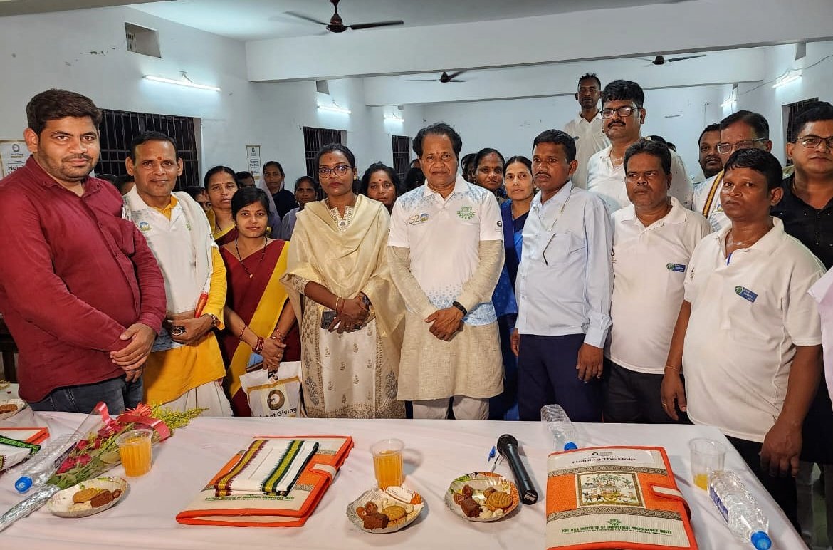 You are currently viewing ଅନୁଗୁଳରେ ଦଶମ ଆର୍ଟ ଅଫ ଗିଭିଂ ଦିବସ ପାଳିତ, ୧୬୦ ଜଣଙ୍କୁ ଉପହାର ପ୍ରଦାନ