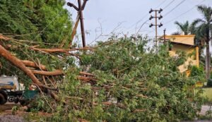 Read more about the article ତାତିରୁ ମିଳିଲା ତ୍ରାହି: ଅନୁଗୁଳରେ ପ୍ରବଳ ପବନ ସହ ମୁଷଳ ଧାରାରେ ବର୍ଷା