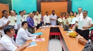 Read more about the article ଅନୁଗୁଳ ବ୍ଲକର ସବୁ ସ୍କୁଲରେ ଚାଲୁଥିବା ଯୋଜନାର ସମୀକ୍ଷା କଲେ ଉପଜିଲ୍ଲାପାଳ, ଉଚ୍ଚ ବିଦ୍ୟାଳୟକୁ ବାଣ୍ଟିଲେ ପଟ୍ଟା