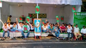 Read more about the article ନାଲକୋ କର୍ତ୍ତୃପକ୍ଷଙ୍କ ଶ୍ରମିକ ମାରଣା ନୀତିକୁ ବିରୋଧ, ୧୫ ଦଫା ଦାବି ନେଇ ନେପୁ ପକ୍ଷରୁ ଗଣଧାରଣା