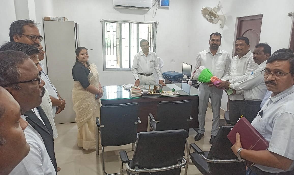 You are currently viewing ଆଠମଲ୍ଲିକ ସିଭିଲ କୋର୍ଟର ନୂତନ ସବ ଜଜ୍ ଶୁଭଙ୍କର ମିଶ୍ରଙ୍କୁ ସ୍ୱାଗତ କଲା ଓକିଲ ସଂଘ
