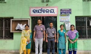 Read more about the article ଦରମା ବୃଦ୍ଧି ଦାବି: କଳାବ୍ୟାଚ ପରିଧାନ କଲେ କନିଷ୍ଠ ସହାୟକ କର୍ମଚାରୀ