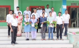 Read more about the article ମାଟ୍ରିକ ପରୀକ୍ଷାରେ ଭଲ ମାର୍କ ରଖିଥିବା ଛାତ୍ରଛାତ୍ରୀଙ୍କୁ ସମ୍ବର୍ଦ୍ଧନା, ଭଲ ମଣିଷ ହେବାକୁ ପରାମର୍ଶ