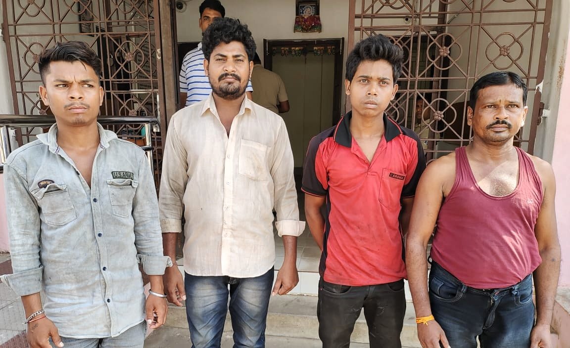You are currently viewing ବିଦ୍ୟୁତ ଖୁଣ୍ଟ ଚୋରି ଅଭିଯୋଗ, ୪ ଜଣଙ୍କୁ ଗିରଫ କଲା ଛେଣ୍ଡିପଦା ପୋଲିସ