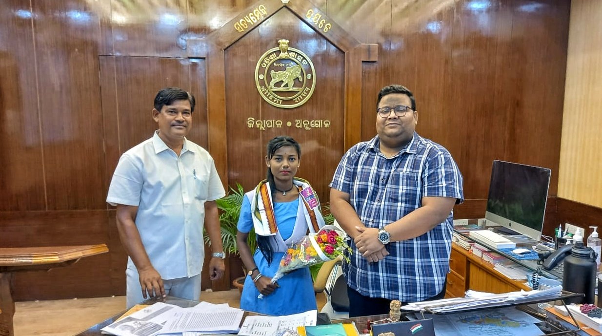 You are currently viewing ମାଟ୍ରିକରେ ଉତ୍ତମ ପ୍ରଦର୍ଶନ କରିଥିବା ଭିନ୍ନକ୍ଷମ ଛାତ୍ରୀ ପ୍ରମିଳା ମୁଣ୍ଡାଙ୍କୁ ସମ୍ବର୍ଦ୍ଧିତ କଲେ ଜିଲ୍ଲାପାଳ, ଭବିଷ୍ୟତରେ ଶିକ୍ଷୟିତ୍ରୀ ହେବାକୁ ରଖିଛନ୍ତି ଆଶା