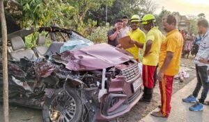 Read more about the article କାଳିଆ ଦର୍ଶନ ସାରି ଫେରୁଥିବା ବେଳେ ଧକ୍କା ହେଲା ଟ୍ରକ: ବାପା-ପୁଅ ମୃତ, ମା-ଝିଅ ଗୁରୁତର