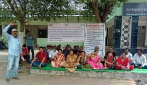 Read more about the article ପିଏପି ପାର୍ଟନରସିପ୍ ଫାର୍ମ ମହାସଂଘ ତରଫରୁ ଉପଜିଲ୍ଲାପାଳଙ୍କ କାର୍ଯ୍ୟାଳୟ ସମ୍ମୁଖରେ ଶାନ୍ତିପୂର୍ଣ୍ଣ ଗଣଧାରଣା