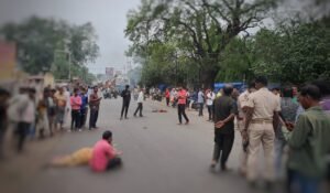 Read more about the article ବାଇକକୁ ଧକ୍କା ଦେଲା ଟ୍ରକ, ଚାପି ହୋଇ ମହିଳା ମୃତ