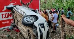 Read more about the article ଓଭରଟେକ୍ ଯୋଗୁ ଓଲଟିଲା କାର, ଦୁଇ ଗୁରୁତର