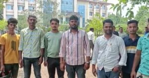 Read more about the article ୪ ବର୍ଷ ହେଲା କମ୍ପାନୀ କାମ କରୁଥିଲେ ବି ଦେଉନି ସୁବିଧା, ଜିଲ୍ଲାପାଳଙ୍କ କାର୍ଯ୍ୟାଳୟ ଦ୍ଵାରସ୍ଥ ହେଲେ କୁକୁଡ଼ାଙ୍ଗ ଗ୍ରାମବାସୀ