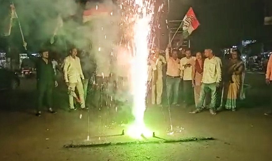 You are currently viewing କର୍ଣ୍ଣାଟକରେ ଜିତାପଟ ପରେ ବିଜୟ ଉତ୍ସବ ପାଳିଲା ଅନୁଗୁଳ ଜିଲ୍ଲା କଂଗ୍ରେସ, ବାଣ୍ଟିଲେ ମିଠା