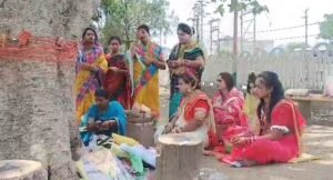 Read more about the article ଧୁମଧାମରେ ସାବିତ୍ରୀ ବ୍ରତ ପାଳିଲେ କିନ୍ନର, ଗୁରୁଙ୍କଠୁ ଆଶୀର୍ବାଦ ନେଇ କଲେ ଓଷା