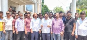 Read more about the article ପୁରୁଣା ବସ୍‌ଷ୍ଟାଣ୍ଡର ସ୍ଥାନାନ୍ତରଣକୁ ବିରୋଧ, ସହର ଭିତରେ ବସ୍ ଚଳାଚଳ ପାଇଁ ଜିଲ୍ଲାପାଳଙ୍କୁ ସ୍ମାରକପତ୍ର