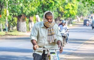 Read more about the article ନିଆଁ ବର୍ଷୁଛି ବାଟୋଇ ଅଣନିଃଶ୍ବାସୀ