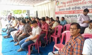 Read more about the article ଗ୍ରେଡ ପେ’ ବୃଦ୍ଧି ଦାବି: ଅନିର୍ଦ୍ଦିଷ୍ଟ କାଳ ପାଇଁ ଜିଲ୍ଲାସ୍ତରୀୟ ମିଳିତ ଅମଲା ମଞ୍ଚର ଧାରଣା