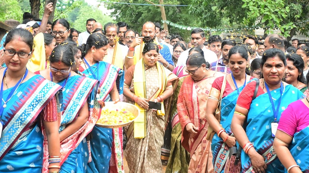 You are currently viewing ତାଳଚେର ବ୍ଲକରେ ନୂତନ ମିଶନ ଶକ୍ତି ଗୃହ ଉଦଘାଟିତ, ଯୋଗଦେଲେ ମନ୍ତ୍ରୀ ବାସନ୍ତୀ ହେମ୍ବ୍ରମ