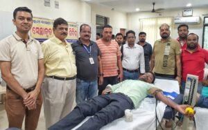 Read more about the article ଟ୍ରେନ ଗୁରୁତରଙ୍କ ପାଇଁ ଅନୁଗୁଳ ଜିଲ୍ଲା ଅଟୋମୋବାଇଲ ଡିଲର ସଙ୍ଘ ଓ ଆଞ୍ଚଳିକ ପରିବହନ ବିଭାଗ ପକ୍ଷରୁ ରକ୍ତଦାନ ଶିବିର, ୧୦୬ ୟୁନିଟ ରକ୍ତ ସଂଗୃହୀତ