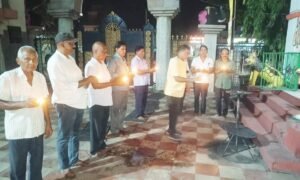 Read more about the article ବାହାନଗା ରେଳ ଦୁର୍ଘଟଣାଗ୍ରସ୍ତଙ୍କ ପାଇଁ ପ୍ରାର୍ଥନା ଓ ଦୀପଦାନ କଲେ ବଅଁରପାଳ ବରିଷ୍ଠ ନାଗରିକ କଲ୍ୟାଣ ସଂଘର ସଦସ୍ୟ
