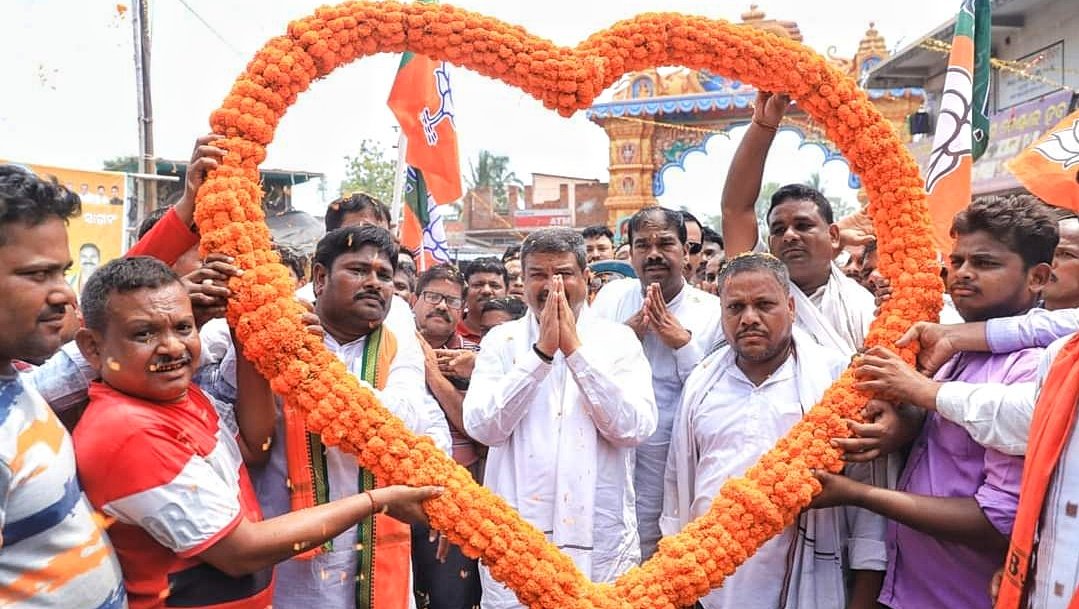 You are currently viewing ଛେଣ୍ଡିପଦାରେ କେନ୍ଦ୍ର ମନ୍ତ୍ରୀ ଧର୍ମେନ୍ଦ୍ର ପ୍ରଧାନଙ୍କୁ ସ୍ୱାଗତ କଲେ ଶତାଧିକ ବିଜେପି ନେତା, ପ୍ରଦାନ କଲେ ଆଙ୍କିଥିବା ଫଟୋ