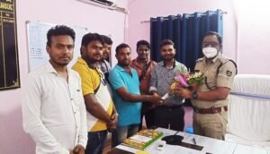 Read more about the article ଅନୁଗୁଳ ସଦର ଥାନାର ନୂତନ ଥାନା ଅଧିକାରୀଙ୍କୁ ସ୍ୱାଗତ କଲେ ୱେବ ମିଡିଆ ମହାସଂଘର ସଦସ୍ୟ