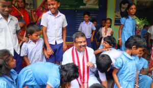 Read more about the article ତାଳଚେର ସ୍ଥିତ ନିଜ ସ୍କୁଲ ପରିଦର୍ଶନ କରି ପିଲା ବେଳର ସ୍ମୃତି ଉଜ୍ଜୀବିତ କଲେ କେନ୍ଦ୍ରମନ୍ତ୍ରୀ ଧର୍ମେନ୍ଦ୍ର ପ୍ରଧାନ